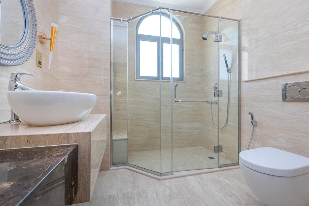 Salle de bains moderne avec douche italienne
